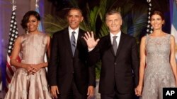 2 koup prezidansyèl yo : Misye ak Madanm Obama (a goch), Misye ak Madanm Macri (adwat).