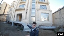 Bloger Mehman Hüseynov məmurun villası qarşısında çəkiliş apararkən.