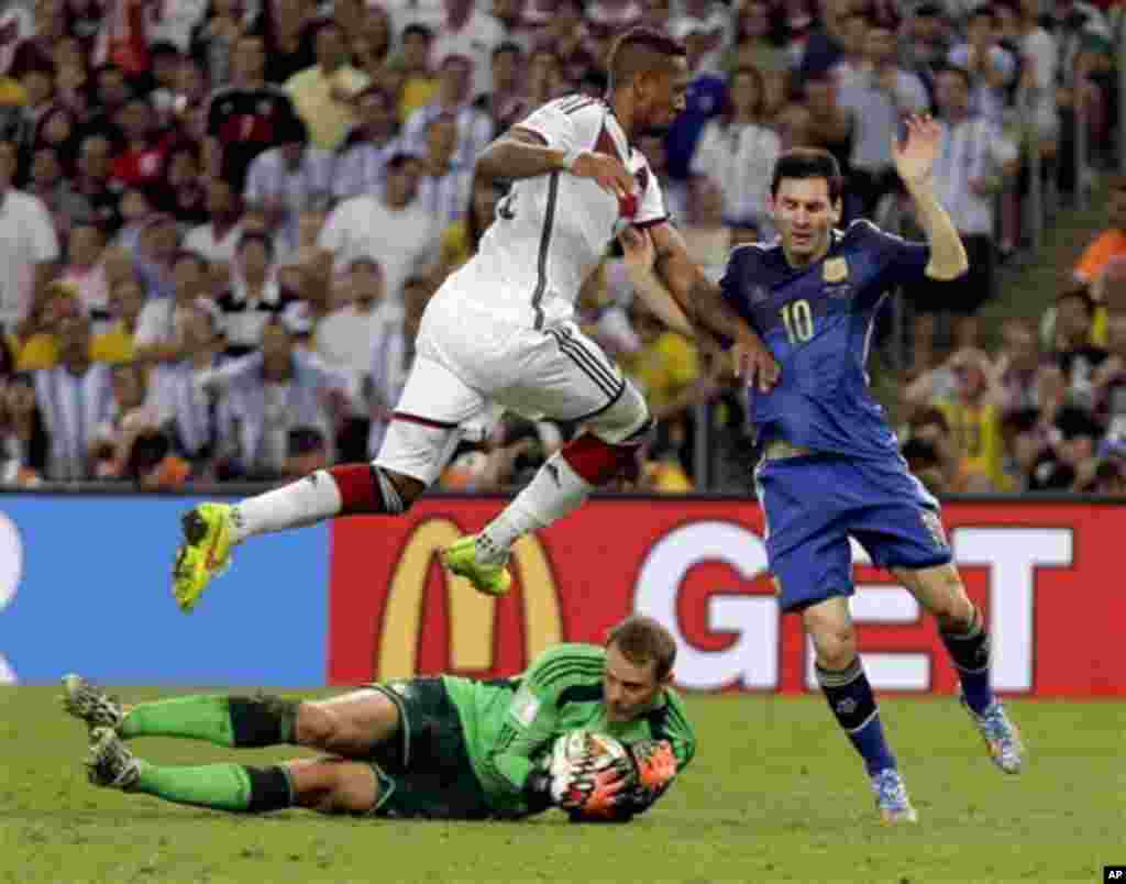 Pemain Jerman Jerome Boateng melompati penjaga gawang Manuel Neuer untuk menghadang pemain Argentina Lionel Messi setelah Neuer menangkap bola tendangan Messi dalam final Piala Dunia di stadion Maracana di Rio de Janeiro, Brazil, Minggu (13/7). (AP/Natacha Pisarenko)