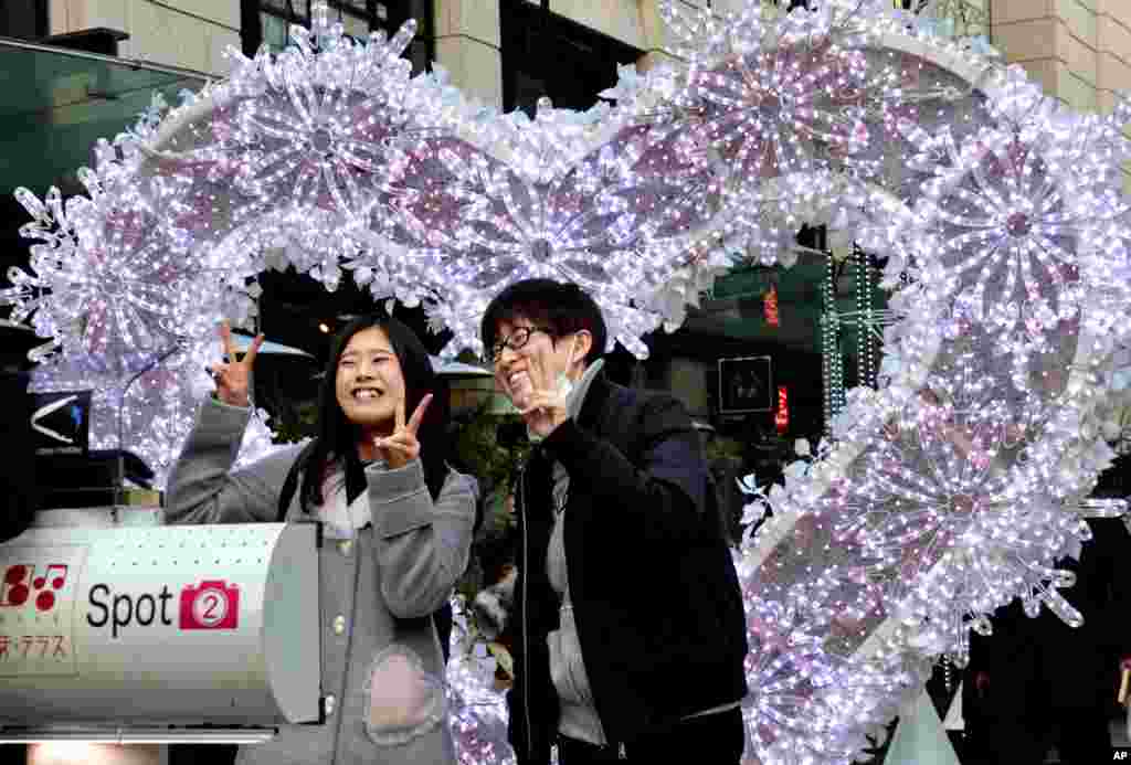 عکس سلفی زوج جوان مقابل قلب چراغانی شده در توکیو