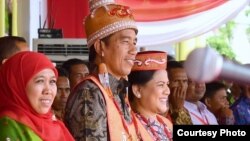 Presiden Joko Widodo, didampingi ibu negara Iriana dan Menteri Sosial Khofifah Indar Parawansa (kiri), dinobatkan sebagai raja Dayak ketika berkunjung ke Palangka Raya, Kalimantan Tengah (20/12). (Foto: Setpres Kepresidenan) 