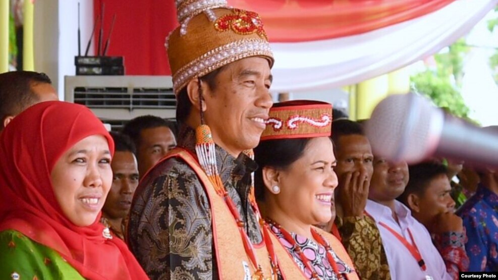 Presiden Joko Widodo, didampingi ibu negara Iriana dan Menteri Sosial Khofifah Indar Parawansa (kiri), dinobatkan sebagai raja Dayak ketika berkunjung ke Palangka Raya, Kalimantan Tengah (20/12). (Foto: Setpres Kepresidenan) 