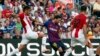 L'attaquant argentin de Barcelone, Lionel Messi (C), amorce un dribble face au défenseur espagnol de l'Athletic Bilbao Unai Nunez, à gauche, lors du match de football entre le FC Barcelone et l'Athletic Club Bilbao au stade Camp Nou de Barcelone le 29 sept