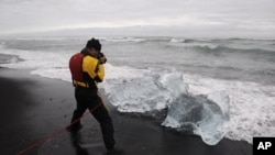 James Balog photographing ice diamonds in Iceland (July 2008)