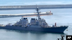 Khu trục hạm USS Wilbur Curtis có tên lửa dẫn đường của Mỹ.