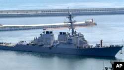 ເຮືອພິຄາດ USS Curtis Wilbur ມີນ້ຳໜັກ 8,950 ໂຕນຂອງທະຫານນາວິກະໂຍທິນ ສະຫະລັດ ເດີນທາງຮອດຖານທັບເຮືອ ບູຊານ, ເກົາຫຼີໃຕ້. 4 ມິຖຸນາ, 2010. 