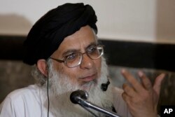 Pakistan's radical cleric Maulana Abdul Aziz addresses a news conference in Islamabad, Pakistan, March 24, 2017. Pakistani police have blocked a rally by clerics seeking to press their calls for the death of social media activists accused of insulting Islam.