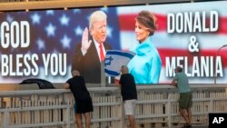 បដាដ៏ធំមួយបង្ហាញសារបន់ស្រន់ឲ្យប្រធានាធិបតីសហរដ្ឋអាមេរិក Donald Trump និងភរិយាគឺលោក Melania Trump ឆាប់ជាសះស្បើយពីជំងឺ នៅទិក្រុង Tel Aviv ប្រទេសអ៊ីស្រាអែល ខណៈមានការបាតុកម្មប្រឆាំងលោកប្រធានាធិបតីអ៊ីស្រាអែល Benjamin Netanyahu ថ្ងៃទី៣ ខែតុលា ឆ្នាំ២០២០។