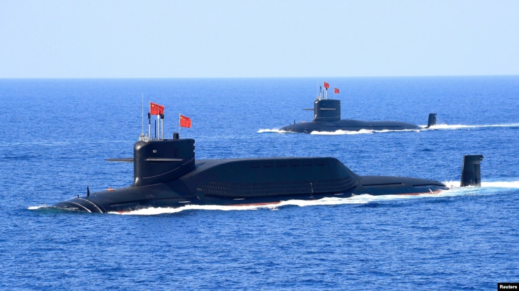中国海军一艘094A型晋级弹道导弹核潜艇在南中国海参加海军检阅。（2018年4月12日）(photo:VOA)