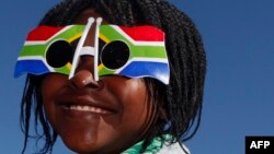 Une Sud-Africaine avec des lunettes du drapeau à Johannesburg, le 9 juin 2010.