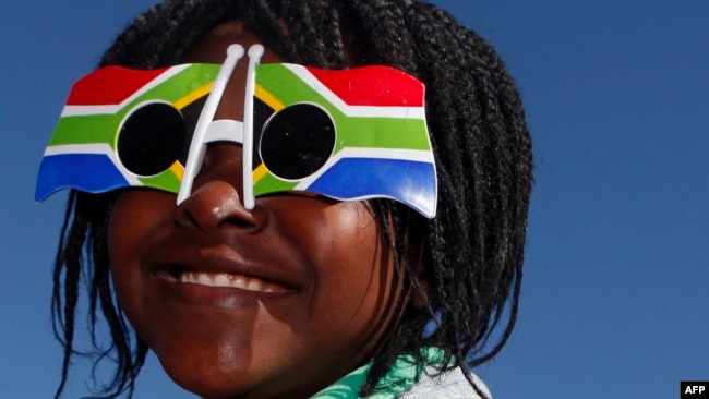 Une Sud-Africaine avec des lunettes du drapeau à Johannesburg, le 9 juin 2010.