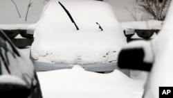 美国伊利诺伊州北部暴风雪过后冰雪下的汽车
