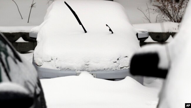 美国伊利诺伊州北部暴风雪过后冰雪下的汽车