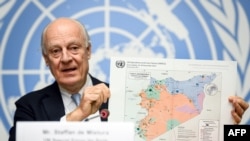 Utusan Khusus PBB untuk Suriah, Staffan de Mistura, pada saat memberikan keterangan pers mengenai pembicaraan damai Suriah, di Jenewa, Swiss, 14 Desember 2017. Mistura menyampaikan ucapan duka cita atas meninggalnya anggota Komisi Negosiasi Suriah, Munir Darwish, pada Sabtu, 13 Januari 2018.