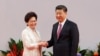 Presiden China XI JInping (kanan) berjabat tangan dengan Pemimpin Eksekutif Hong Kongyang baru saja dilantik, Carrie Lam, bertepatan dengan HUT ke-20 serah terima kekuasaan kawasan Hong Kong dari pemerintah Inggris ke pemerintah China di Hong Kong, China, 1 Juli 2017.