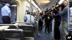 فلاڈیلفیا میں ایک شخص 40 منٹ سے زائد تک خاتون کو ہراساں کرتا رہا۔ اس دوران چلتی ہوئی ٹرین کے ڈبے میں موجود مسافر خاتون کی مدد کے بجائے مبینہ طور پر موبائل فون سے ویڈیوز بناتے رہے۔