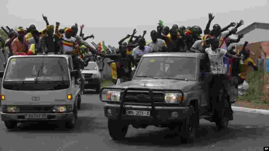 Les supporters du football malien acclament l&#39;équipe nationale de football du Mali à l&#39;arrivéede celle-ci à l&#39;aéroport international de Malabo à Malabo, Guinée équatoriale vendredi 16 janvier 2015.