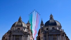 El escuadrón acrobático Frecce Tricolori de la Fuerza Aérea Italiana vuela sobre Roma con motivo del 75 aniversario del Día de la Liberación, el sábado 25 de abril de 2020.