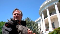 Baštovan Bele kuće Dejl Hejni drži Mis Bizli - psa predsednika Džordža Buša mlađeg, 6. maja 2007.