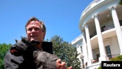 Baštovan Bele kuće Dejl Hejni drži Mis Bizli - psa predsednika Džordža Buša mlađeg, 6. maja 2007.