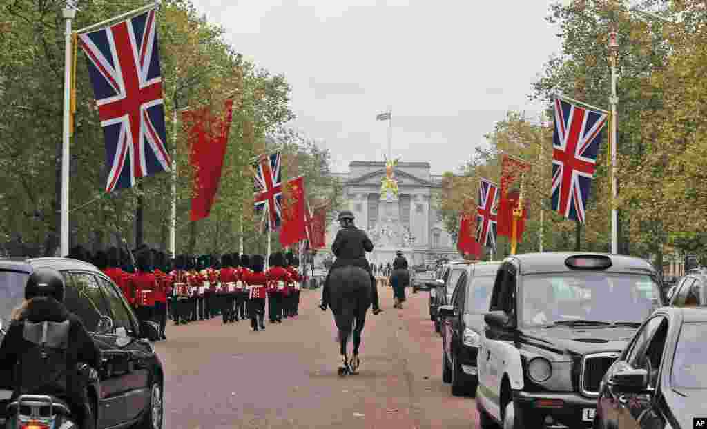Bendera-bendera China dan Inggris berkibar di The Mall, dekat Istana Buckingham di London, menjelang kunjungan kenegaraan Presiden Xi Jinping dan istrinya Peng Liyuan (16/10). ​(AP/Frank Augstein)
