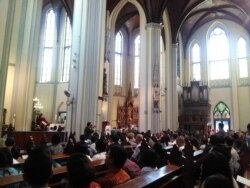 Suasana Misa Natal di Gereja Katedral, Jakarta, 25 Desember 2017. (Foto: VOA/Andylala)