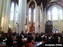 Suasana Misa Natal di Gereja Katedral, Jakarta, Senin, 25 Desember 2017. (Foto: VOA/Andylala)