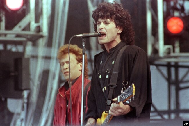 FILE - Eric Bazilian, lead singer of the The Hooters, performs during the Live Aid famine relief concert at JFK Stadium in Philadelphia, Pa., July 13,1985.