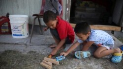 Las experiencias traumáticas que vivan los niños pueden afectar su salud al llegar a la edad adulta. En la imagen, niños migrantes juegan en uno de los refugios improvisados en México.