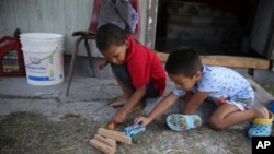 Anak-anak migran bermain di tempat penampungan di gereja Viento Recio, di Matamoros, Meksiko, Jumat 2 Agustus 2019. Pemerintah Amerika Serikat telah mengirim sekitar 900 migran yang sebagian besar Amerika Tengah dan Kuba kembali ke kota perbatasan Meksiko utara ini. (Foto: AP)