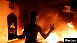 An Iraqi demonstrator gestures in front of the Iranian consulate, as people gather during ongoing anti-government protests in Najaf, Iraq November 27, 2019. Foto: Reuters