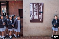 Abantwana kwele South Africa bathatha umfanekiso duzane lokamuyi uNkosikazi Winnie Madikizela-Mandela.