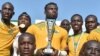 Les joueurs ivoiriens posent avec leur trophée après leur victoire contre le Nigeria lors du dernier match du championnat d'Afrique de rugby à sept à Abidjan, le 16 septembre 2018.
