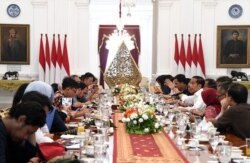 Presiden Jokowi berbincang dengan awak media di Istana Merdeka, Jumat (17/1) (Biro Setpres)