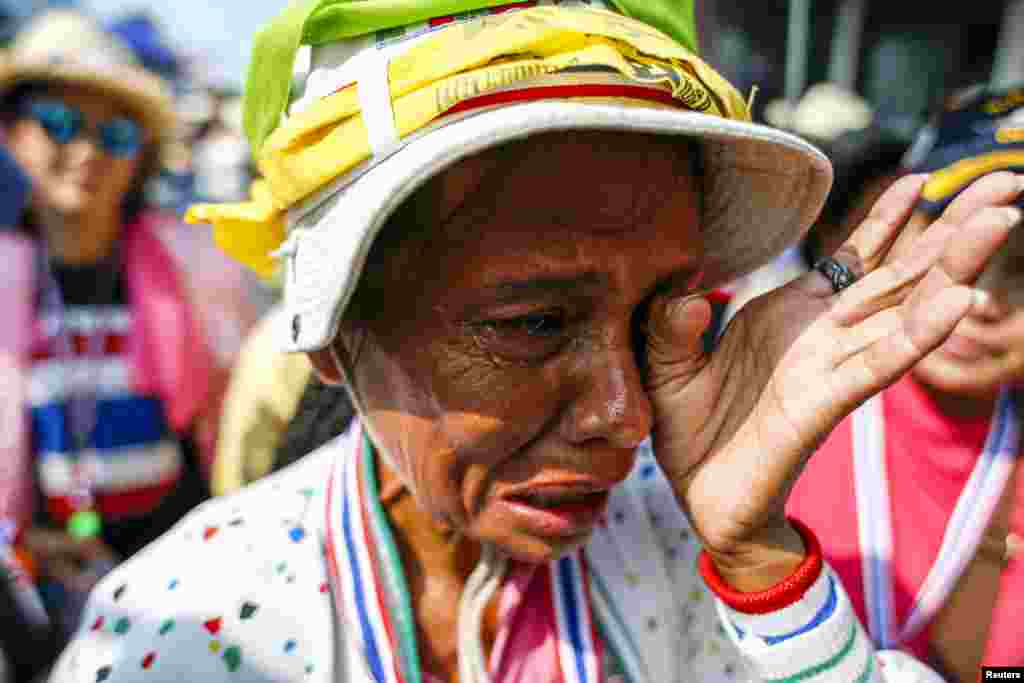 An anti-government protester weeps during a rally at a defence ministry compound, Bangkok, Feb. 19, 2014.