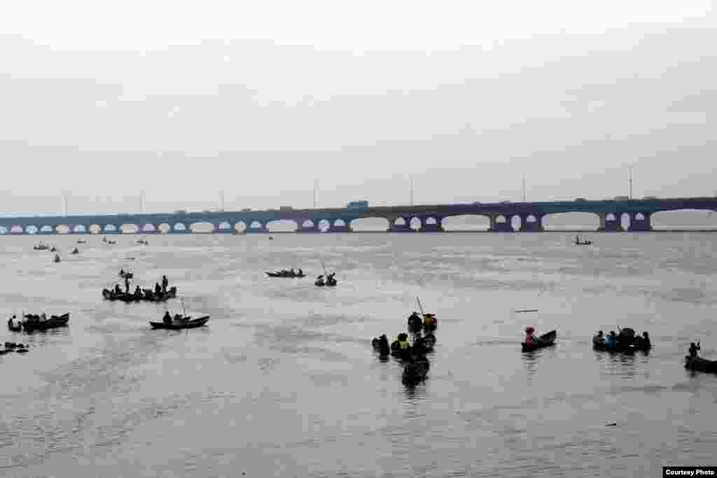 Lagos Lagoon is almost completely surrounded by the city, which is Nigeria's most populous and one of the fastest growing cities in Africa. Photo: VOA/H. Murdoc, Makoko, Lagos, July 5, 2013