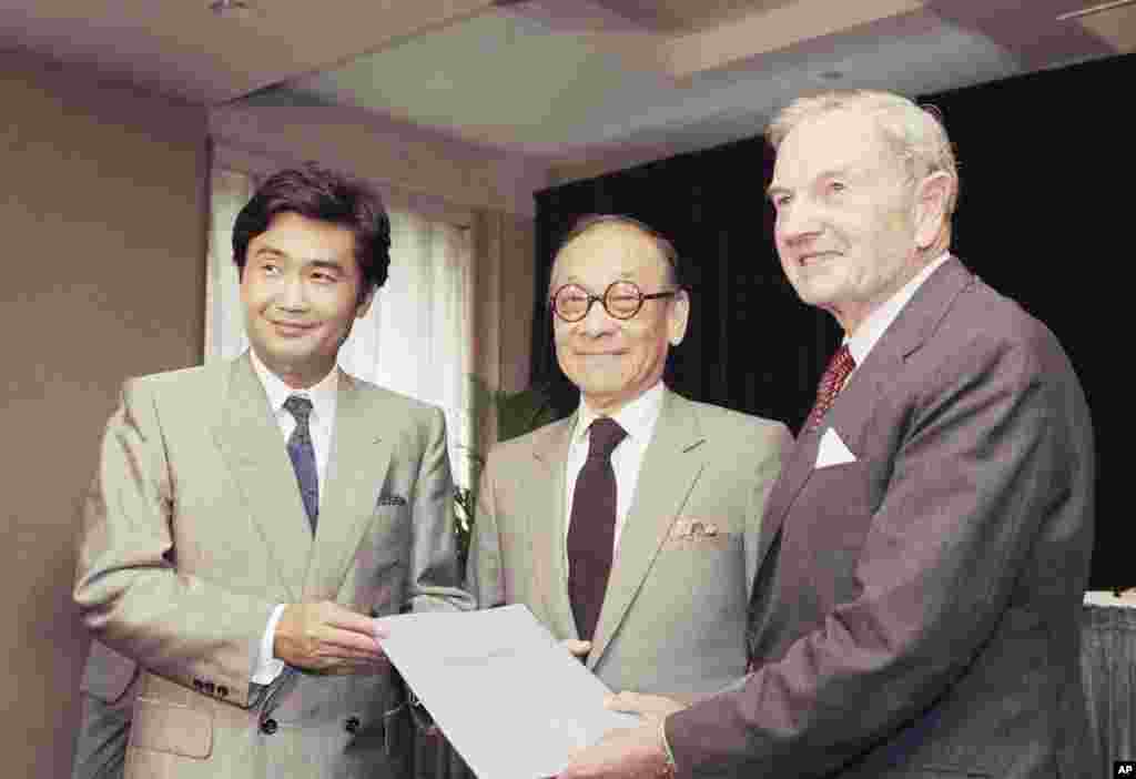 1989年9月12日，大卫·洛克菲勒（右）和日本艺术协会副主席站在美籍华人建筑师贝聿铭（中）两侧。当时贝聿铭荣获“日本高松宮殿下記念世界文化賞”的「建築終身成就獎」，包括奖章和10万美元。大卫·洛克菲勒是这个奖的国际顾问团成员