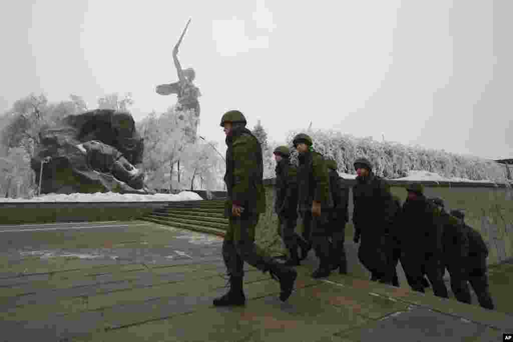 Russian soldiers patrol the Battle of Stalingrad memorial in Volgograd, Russia, Dec. 31, 2013. 