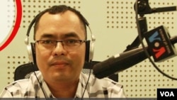 FILE: Korn Savang, Monitoring coordinator for the Committee for Free and Fair Elections (Comfrel) discusses "Senate Election Process and Credibility" with host Sok Khemara on VOA Khmer's Hello VOA radio call-in show, Thursday, February 15, 2018. (VOA Khmer)