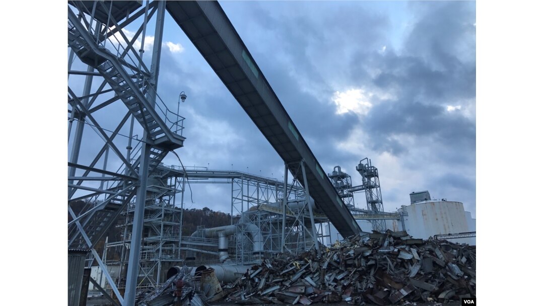Industrial refuse is scattered across the grounds of the former Ormet aluminum plant, Hannibal, Ohio, Nov. 8, 2016. (C. Yu/VOA News)
