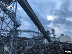 Industrial refuse is scattered across the grounds of the former Ormet aluminum plant, Hannibal, Ohio, Nov. 8, 2016. (C. Yu/VOA News)