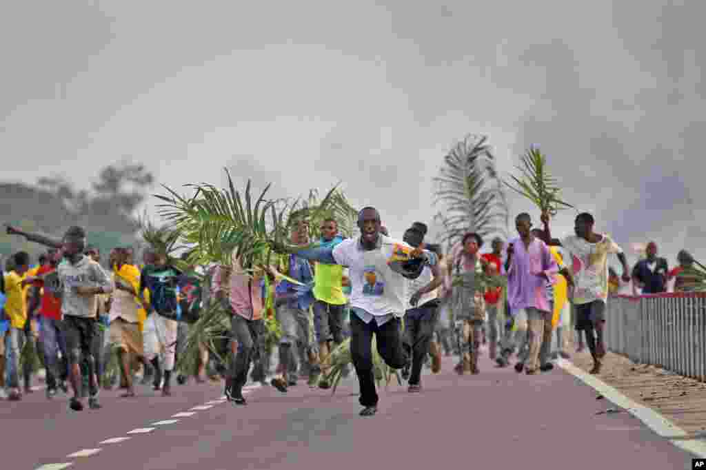 Wafuasi wa rais Joseph Kabila wa Coingo wakisherehekea ushindi wake baada ya kutangazwa na tume huru ya uchaguzi, Disemba 9 2011.