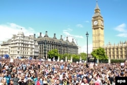 数以千计的希望英国留在欧盟的英国人在伦敦举行“为欧洲游行”集会