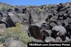 Archeologists estimate there may be over 25,000 petroglyph images along the 27 kilometers of escarpment within Petroglyph National Monument.