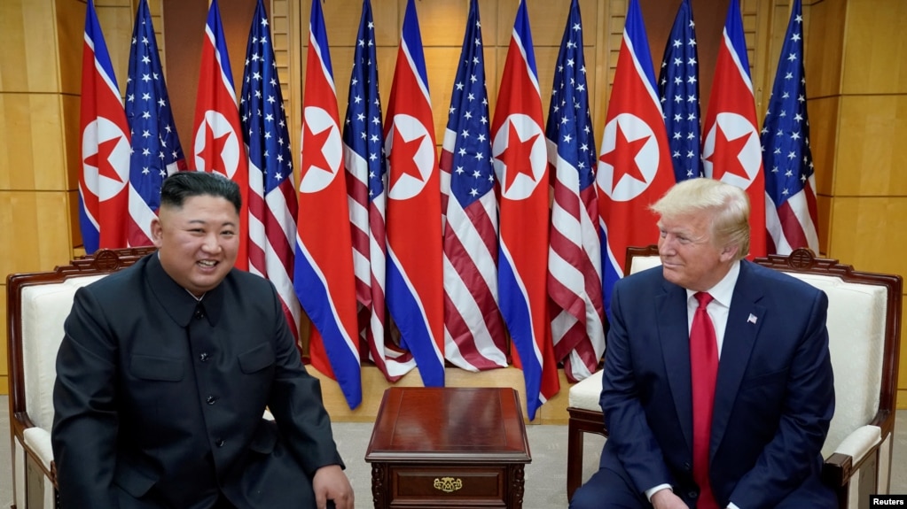 Imagen de archivo de la reunión entre el presidente de Estados Unidos, Donald Trump, y el de Corea del Norte, Kim Jong Un, en una zona desmilitarizada de las dos Coreas, el 30 de junio de 2019 (Foto: Reuters/Kevin Lamarque).