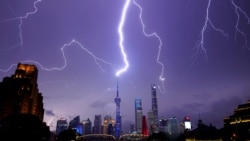 上海浦东金融区 （2020年8月10日）
Lightning strikes are seen above the skyline of Shanghai's financial district of Pudong, China August 10, 2020. REUTER/Aly Song 