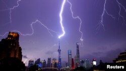 时事经纬(2024年9月28日) 石破茂当选自民党总裁，日本首相将轻松换届；上海撒币5亿发消费券，上海人多不领情；解放军首次向公海试射导弹，威胁是否公开化？作家哈金：他们(中共)不知道世界怎么运作的