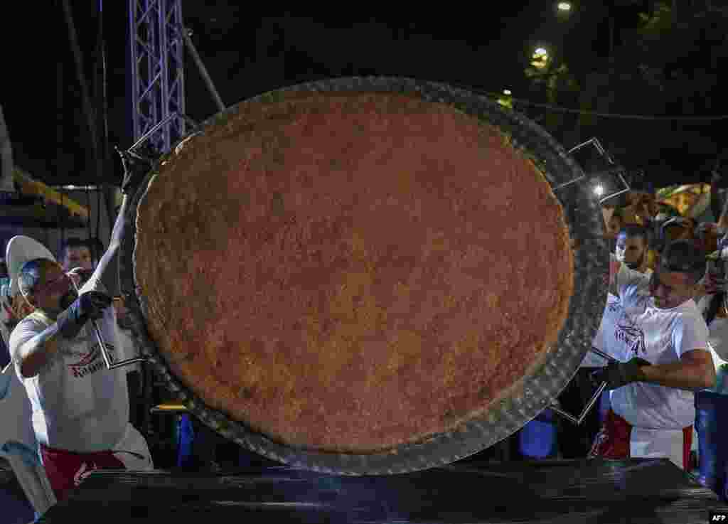 تهیه یک همبرگر بزرگ به وزن ۶ کیلو و ۱۰۰ گرم در یک جشنواره آشپزی در صربستان