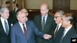 L’ancien président Français Valery Giscard d'Estaing en compagnie de son homologue soviétique Mikhaïl Gorbatchev, l’ancien secrétaire d’État américain Henry Kissinger, l’ancien Premier ministre japonais Yasuhiro Nakasone et David Rockefeller, le 18 janvier 1989 à Moscou. (AP)
