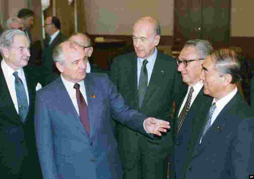 1989年1月18日，苏联领导人戈尔巴乔夫和三边委员会成员：法国前总统吉斯卡尔·德斯坦，美国前国务卿基辛格和日本前首相中曾根康弘。左侧站着大卫·洛克菲勒